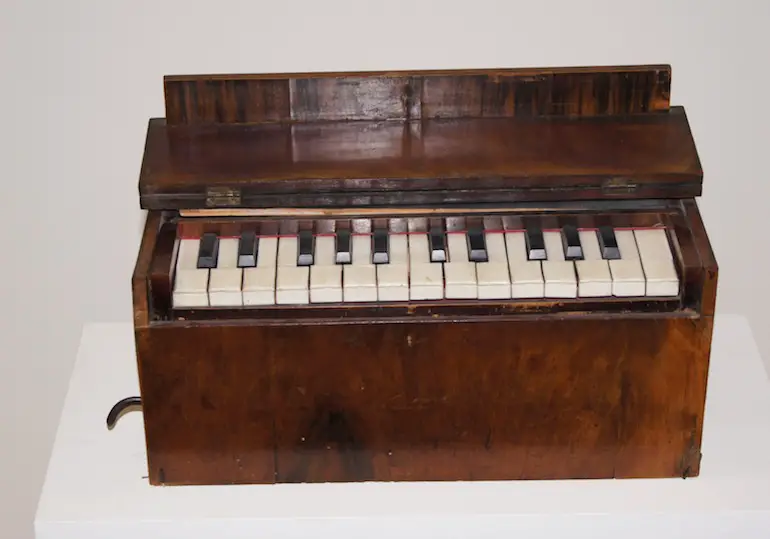 information about harmonium in marathi