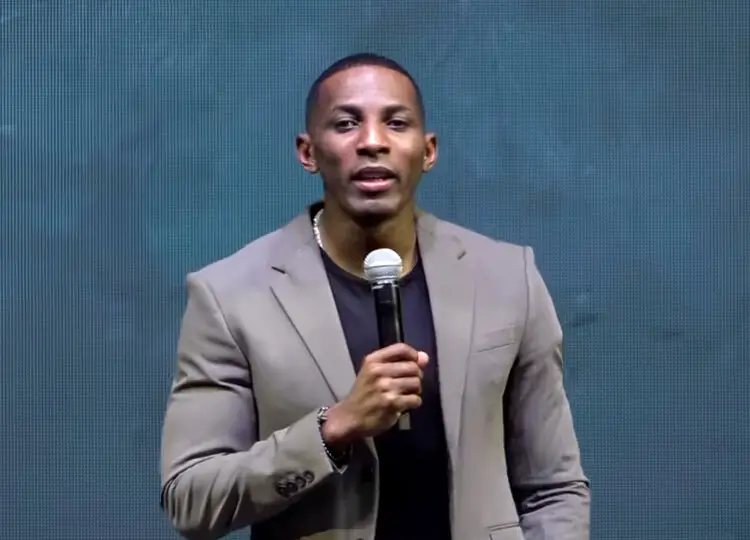 Pastor Moises Bell Imágenes